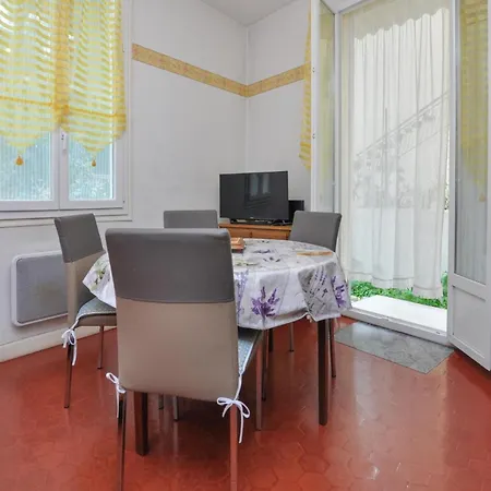 1 Bedroom Amazing In Apartment Nice